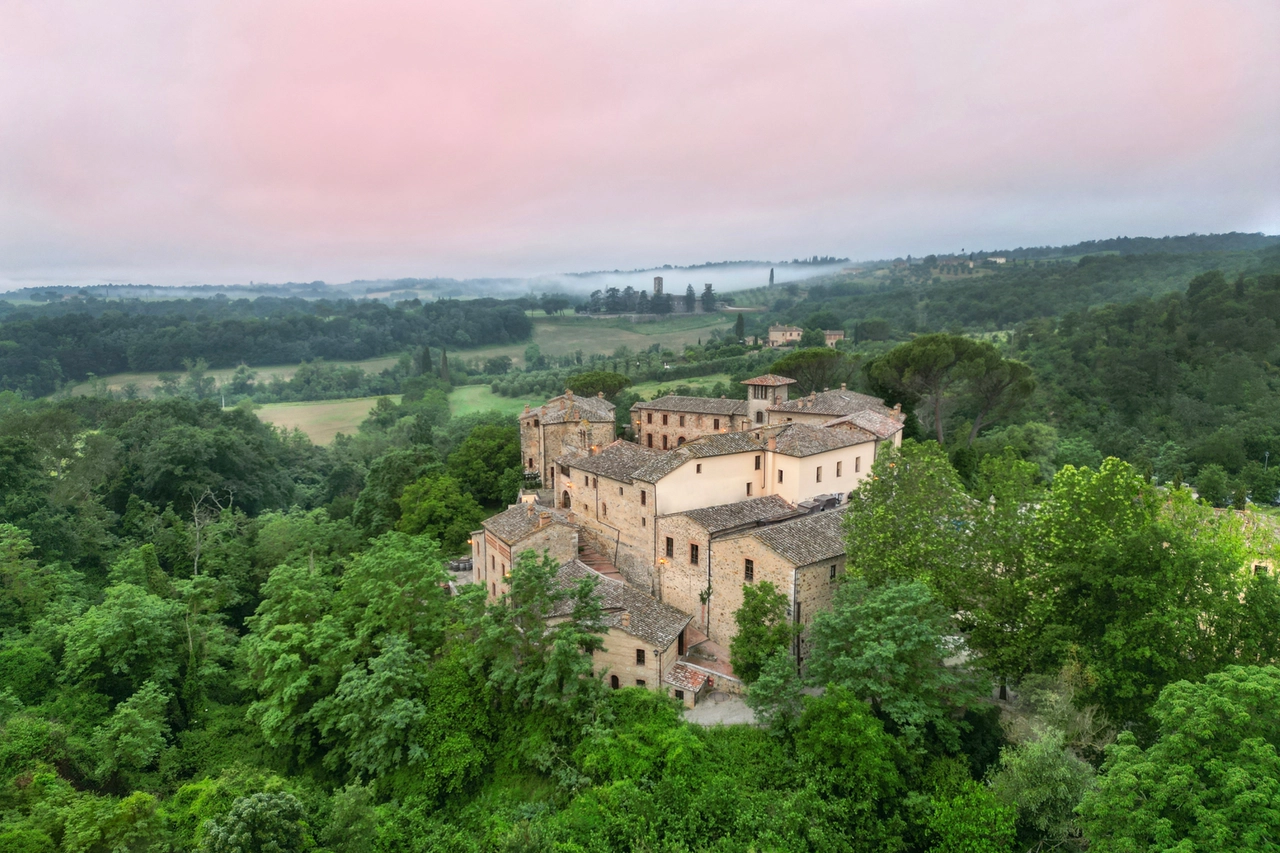 Castel Monastero circondato dalle campagne senesi