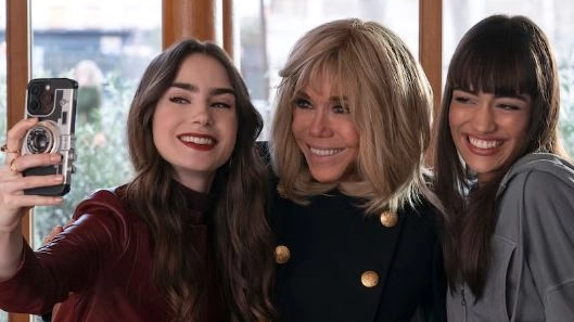 Brigitte Macron (al centro), con Lily Collins (a sinistra), la protagonista di Emily in Paris