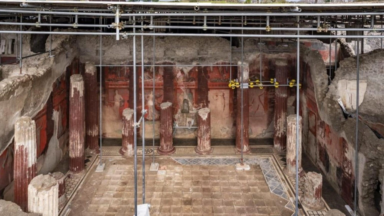 Una nuova sala per banchetti con affreschi dei misteri dionisiaci emerge dagli scavi di Pompei, gettando luce sul mondo classico.