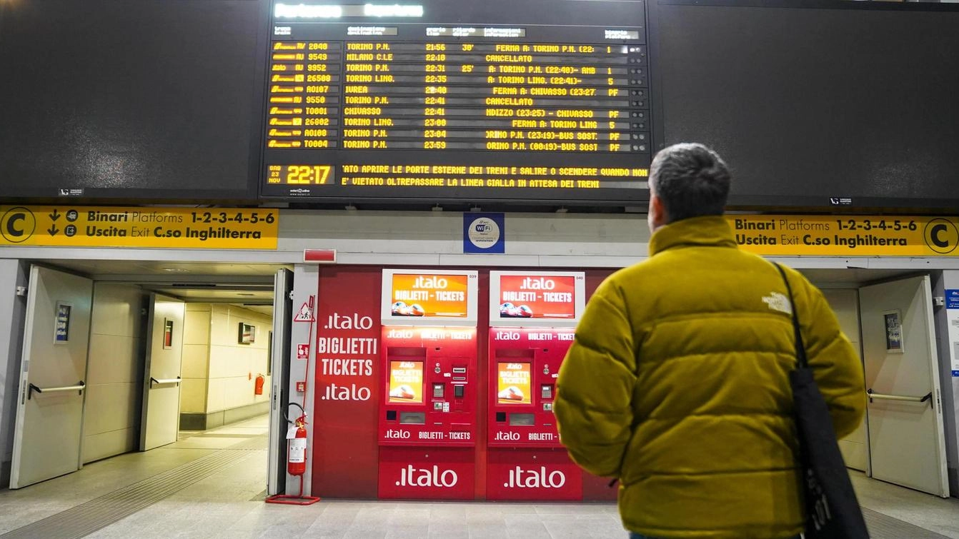 Sciopero dei treni: disagi e cancellazioni. Migliaia di passeggeri fermi nelle stazioni