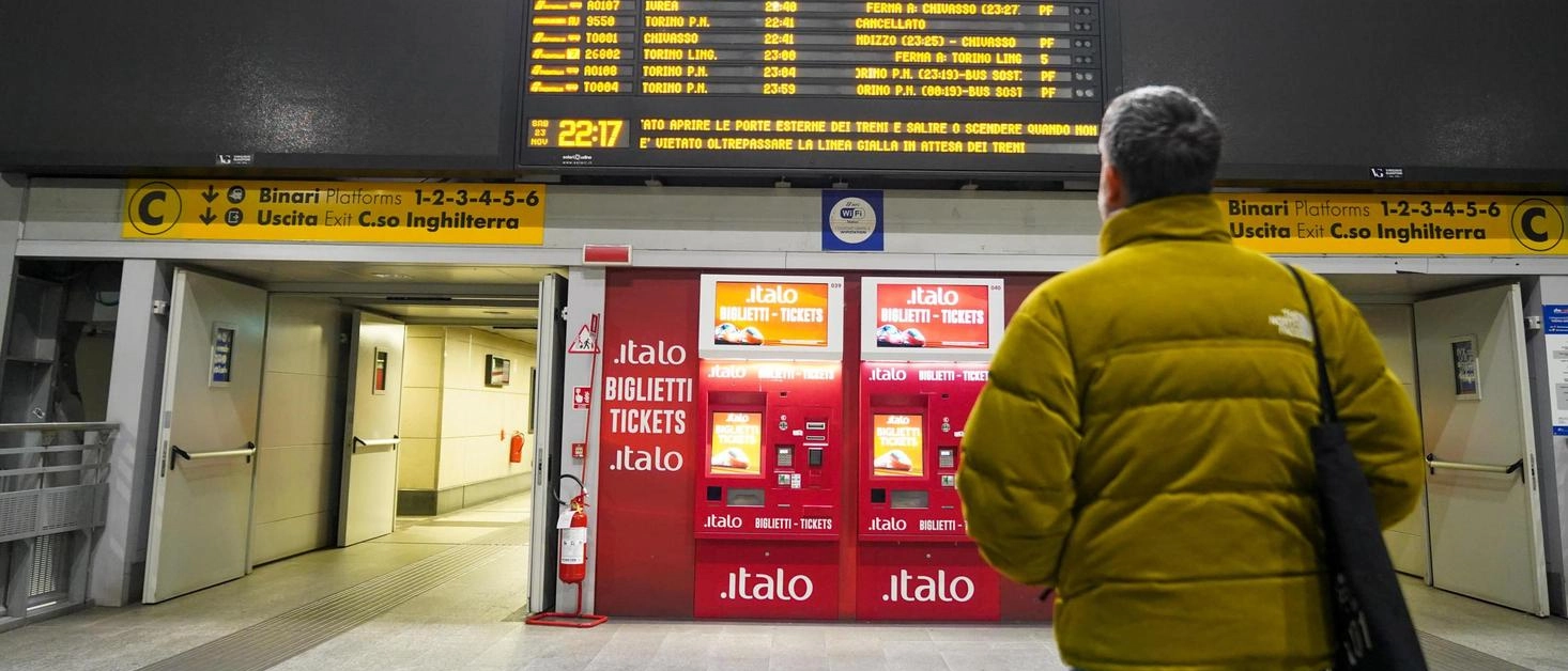 Sciopero del personale ferroviario: adesione del 75%, migliaia di passeggeri bloccati. Cancellati oltre 100 treni da Milano a Napoli. Rivendicazioni per sicurezza e condizioni di lavoro.