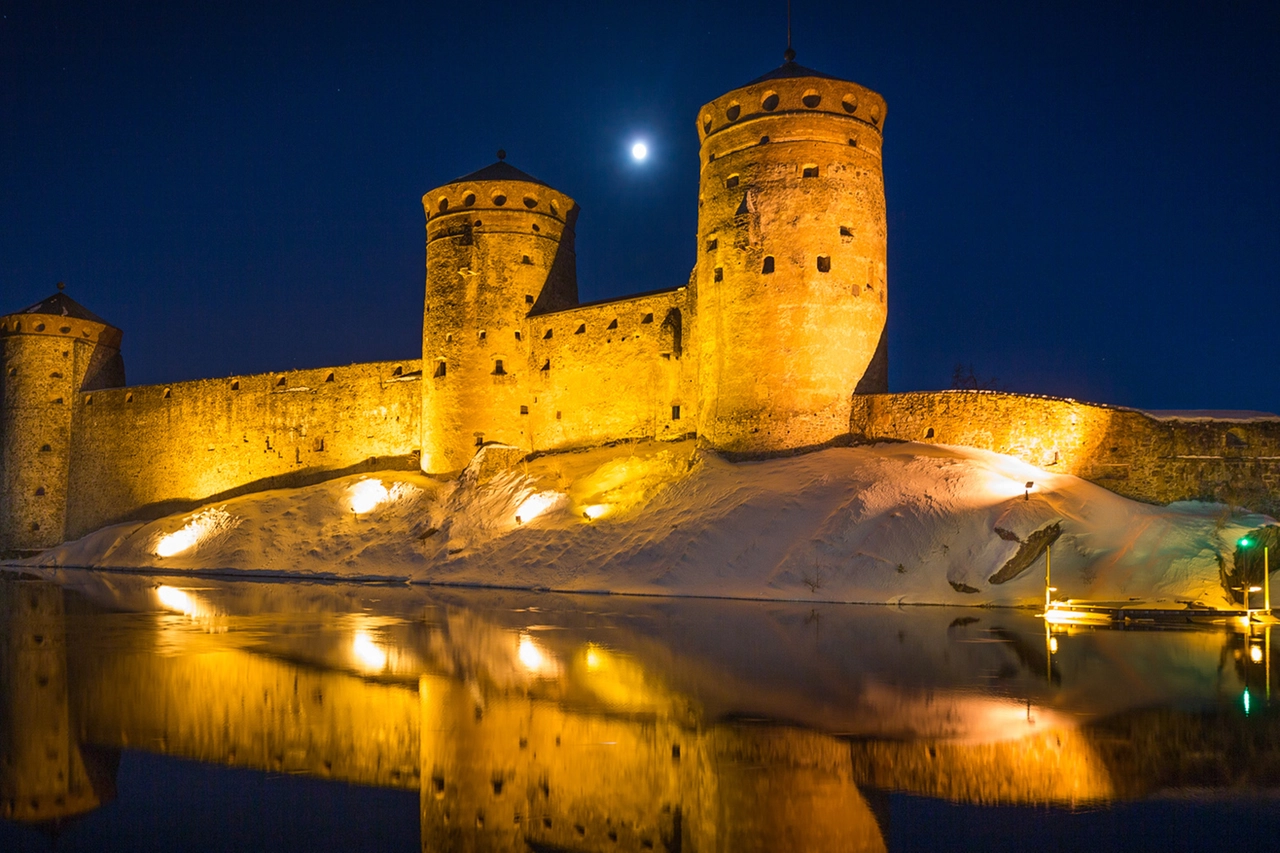 Una suggestiva immagine del castello di Olavinlinna, nella regione finlandese di Saimaa