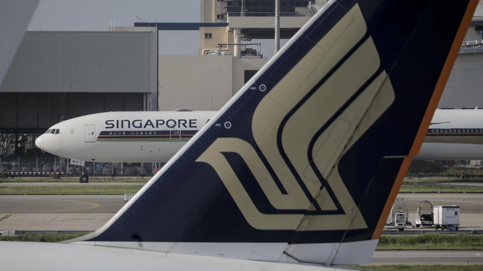 'Gravi turbolenze' su volo Singapore Airlines, un morto