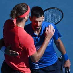 Novak Djokovic si ritira dalla semifinale degli Australian Open: Zverev vola in finale