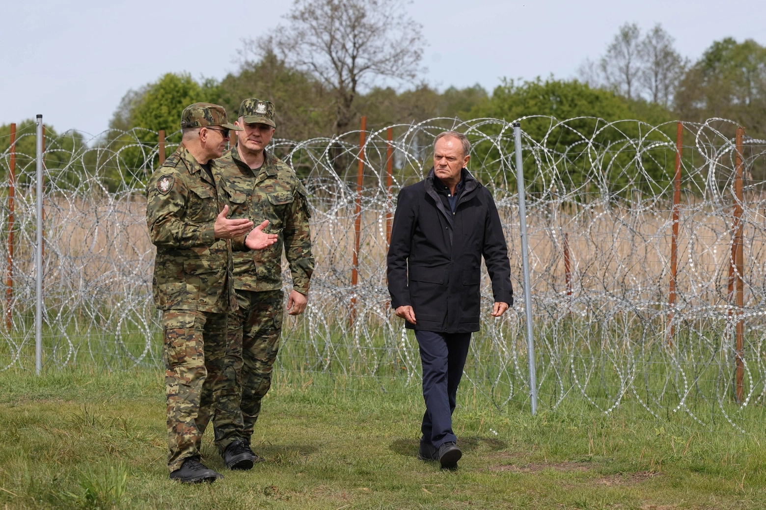Il primo ministro Donald Tusk durante un'ispezione al confine con la Bielorussia l'11 maggio