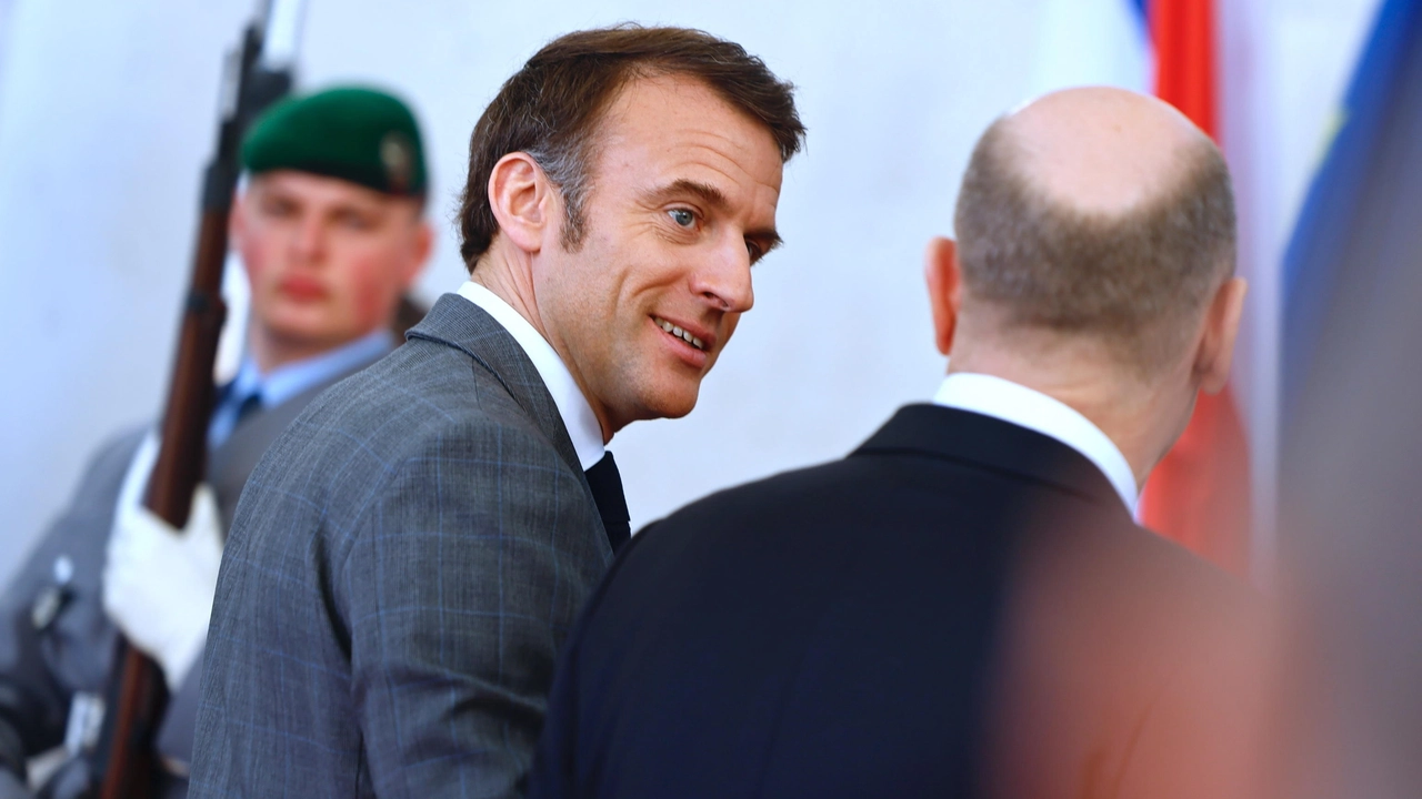 Macron e di spalle Scholz (Ansa)