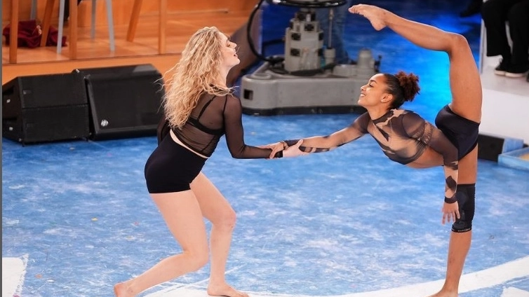 Marisol Castellanos balla con il ginocchio fasciato con Isobel Kinnear