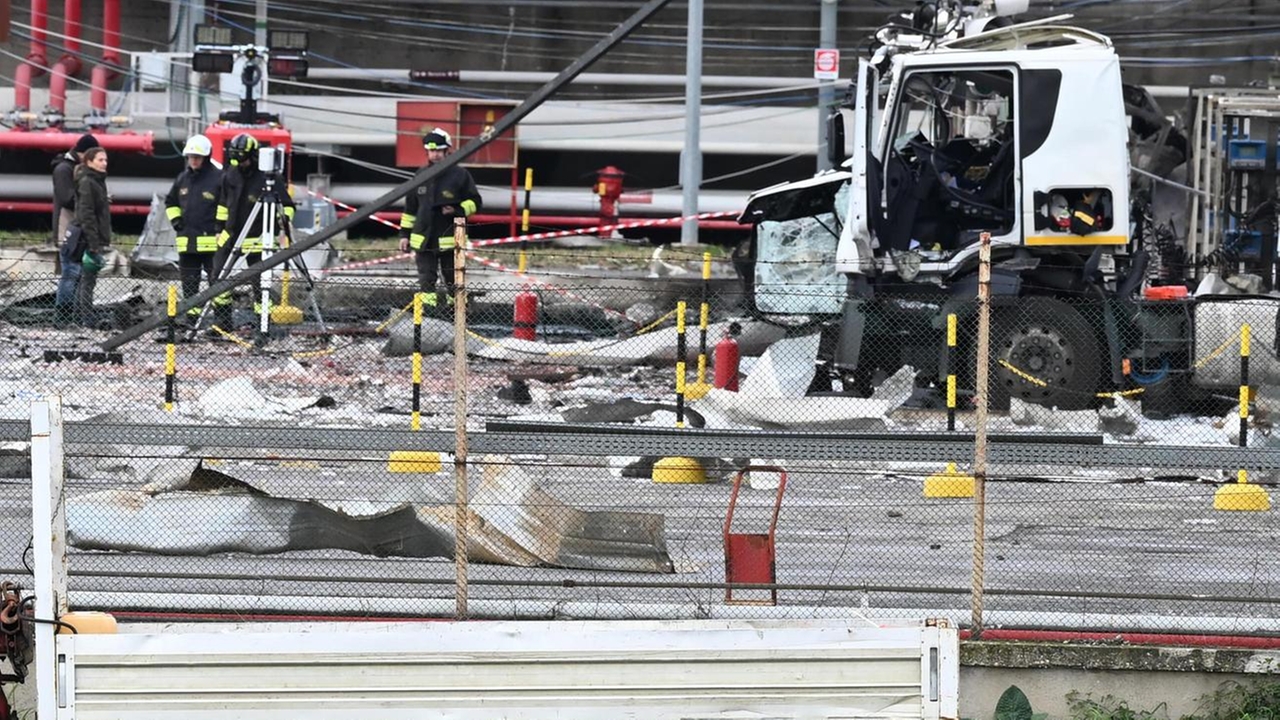 Esplosione nell’impianto Eni: "Un carrello in azione, poi lo scoppio"