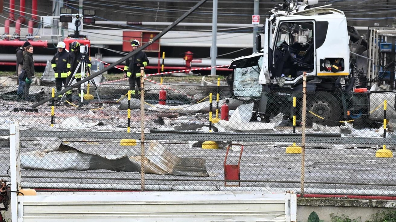 La devastazione nel sito Eni di Calenzano, in provincia di Firenze, dove hanno perso la vita tre camionisti e due operai