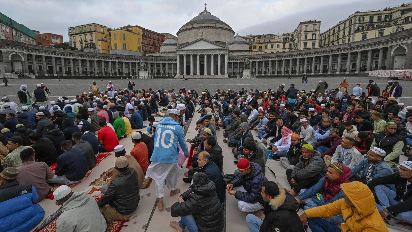 Fine del Ramadan, preghiera in piazza del Plebiscito a Napoli