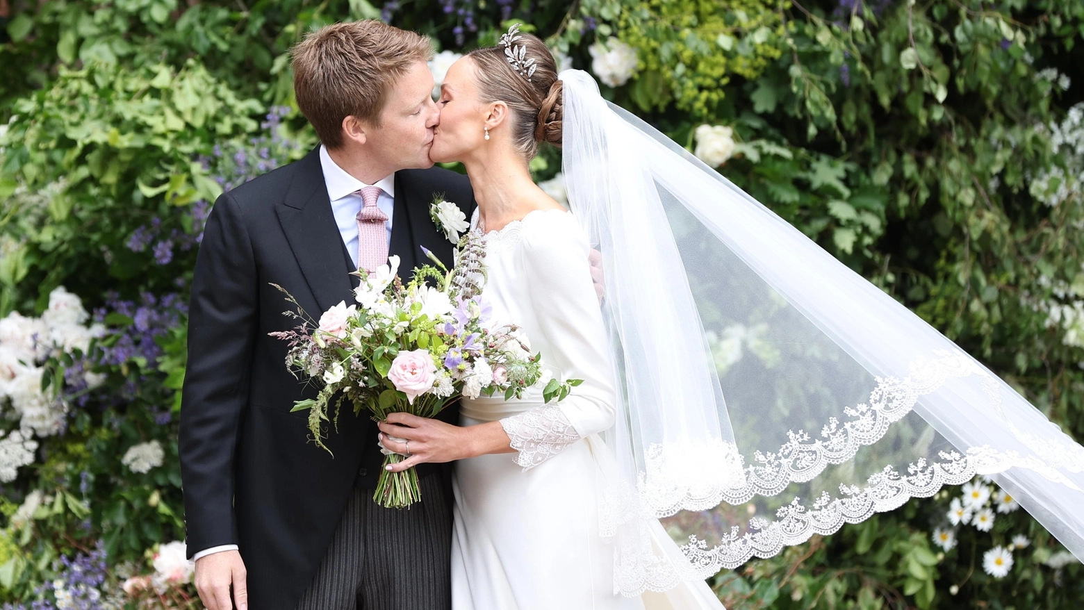 Il bacio tra il duca di Westminster Hugh Grosvenor e la moglie Olivia Hanson (Ansa)