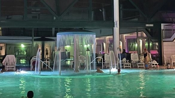 Le Terme di Riolo offrono un'esperienza rigenerante con la piscina termale e trattamenti benessere come massaggi e percorsi sensoriali. Pacchetti speciali e eventi serali completano l'offerta per il relax di corpo e mente.