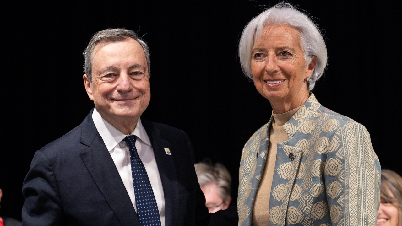 Mario Draghi, ex numero uno della Bce, e con l’attuale presidente Christine Lagarde