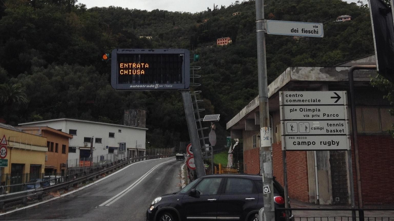 Maltempo, chiuso casello A12 a Recco per allagamenti