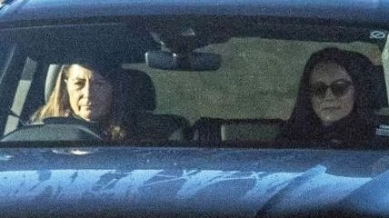 La foto pubblicata dal sito Tmz che mostra Kate Middleton in auto con alla guida la madre Karol