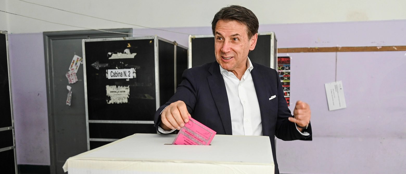 Giusppe Conte vota al seggio (foto Imagoeconomica)