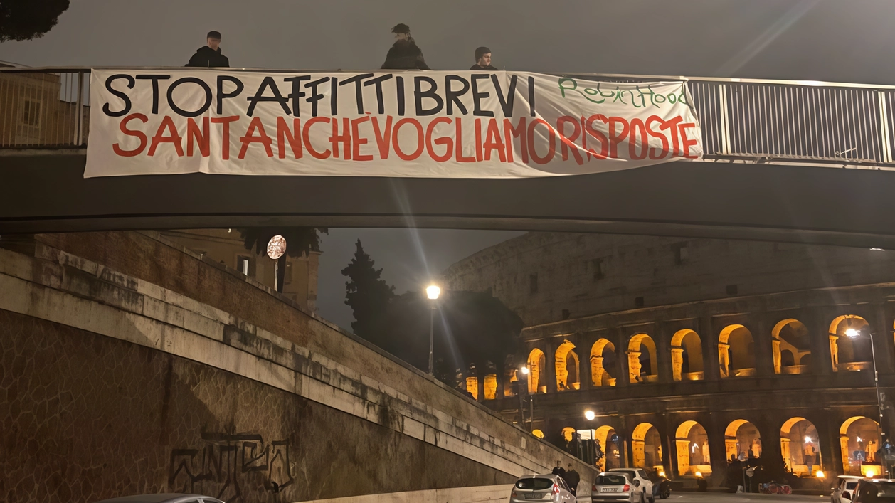 Azione coordinata in diverse città da Nord a Sud contro le scatolette portachiavi. La banda si ispira all’eroe britannico che rubava ai ricchi per dare ai poveri. Striscione-appello a Santanchè: "Adesso vogliamo risposte concrete".