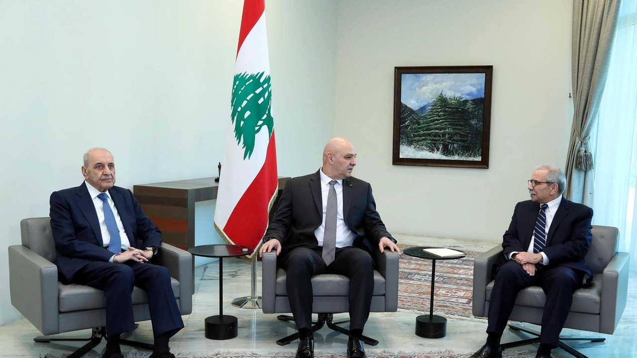 Il presidente libanese Joseph Aoun e Nawaf Salam formano un nuovo governo di 24 membri dopo intense trattative.