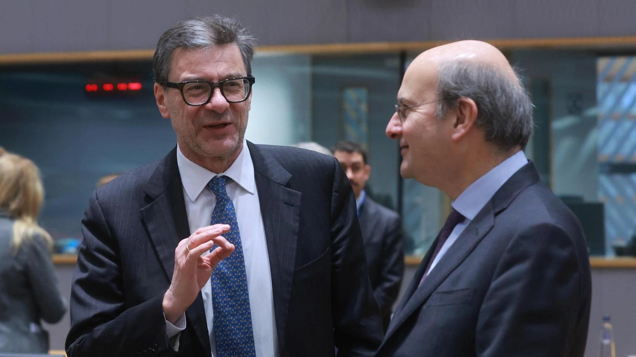 Il ministro dell’Economia Giancarlo Giorgetti e il suo omologo greco Kostis Hatzidakis