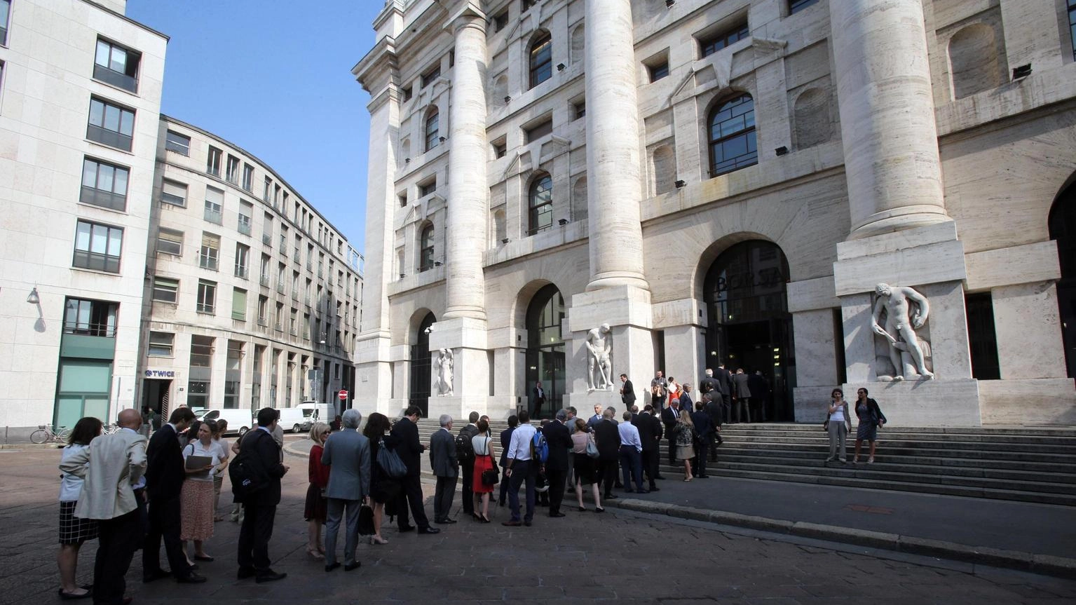 Borsa: Milano debole nel 'dividend day', scivola Bps