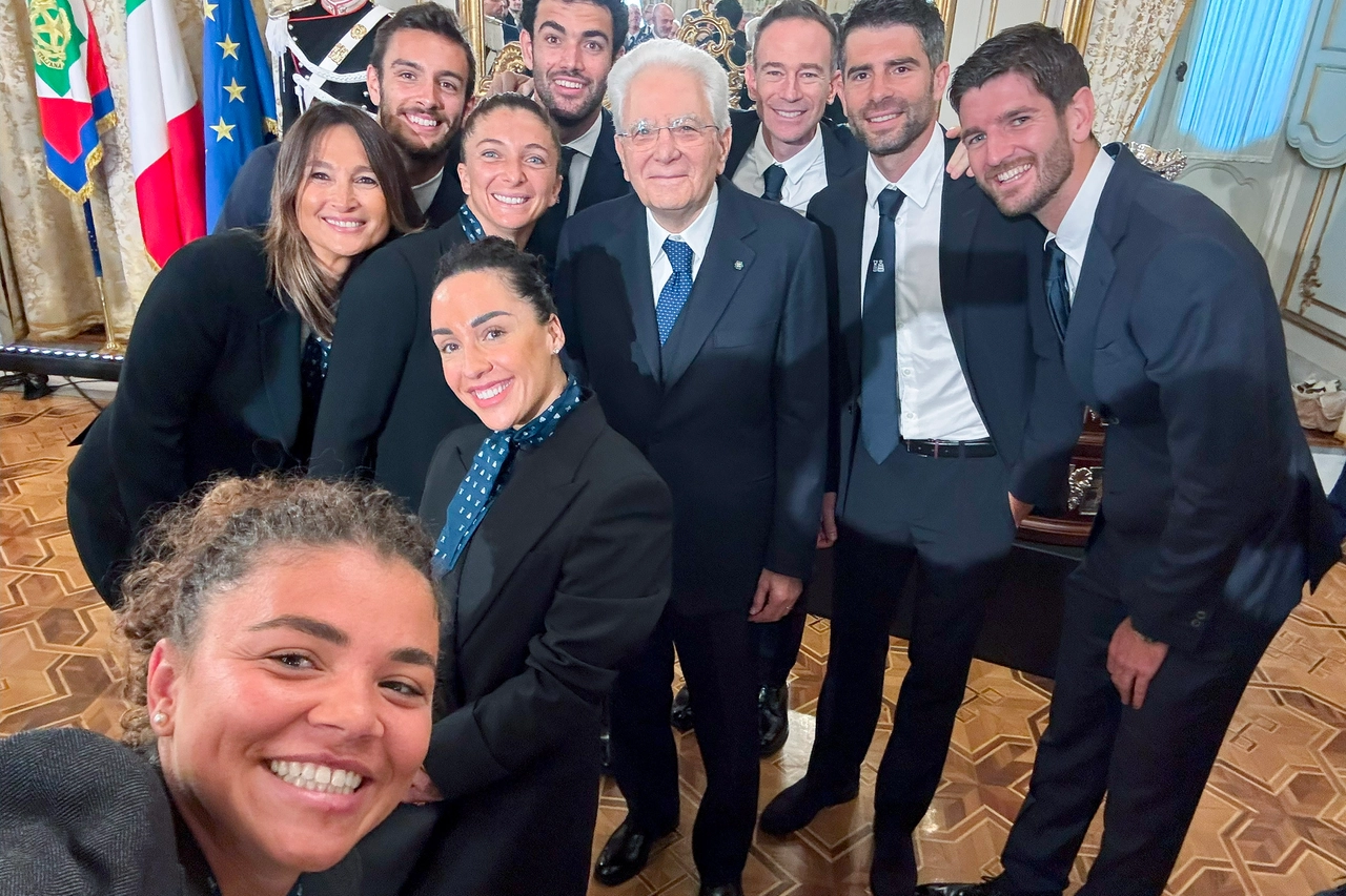 Jasmine Paolini fa un selfie con i colleghi e il capo dello Stato Mattarella durante la visita al Quirinale