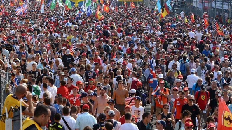 La folla invade sempre la pista dopo la fine del gran premio di Monza