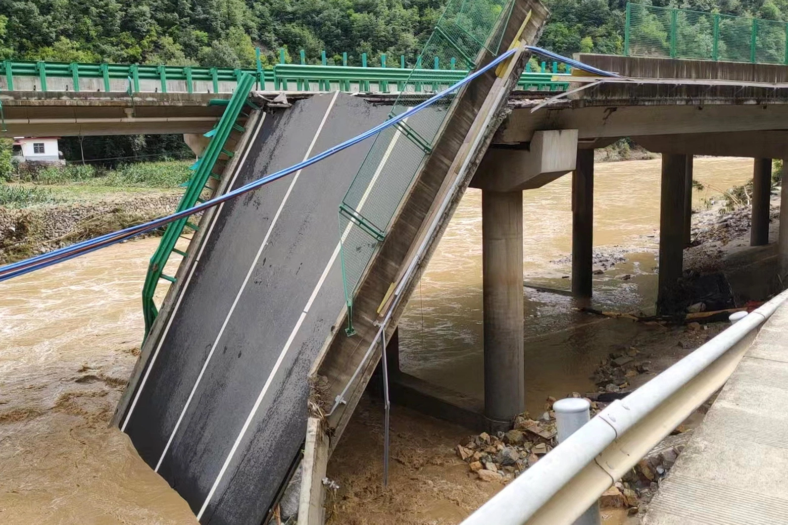 Il ponte crollato in Cina