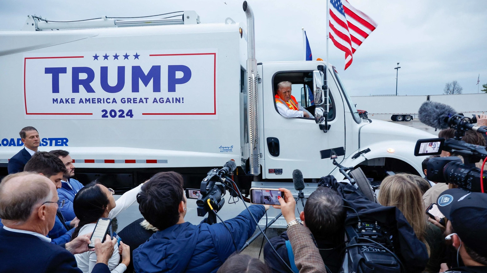 Donald Trump su un camion della spazzatura al suo arrivo in Wisconsin (Getty Images via Afp)