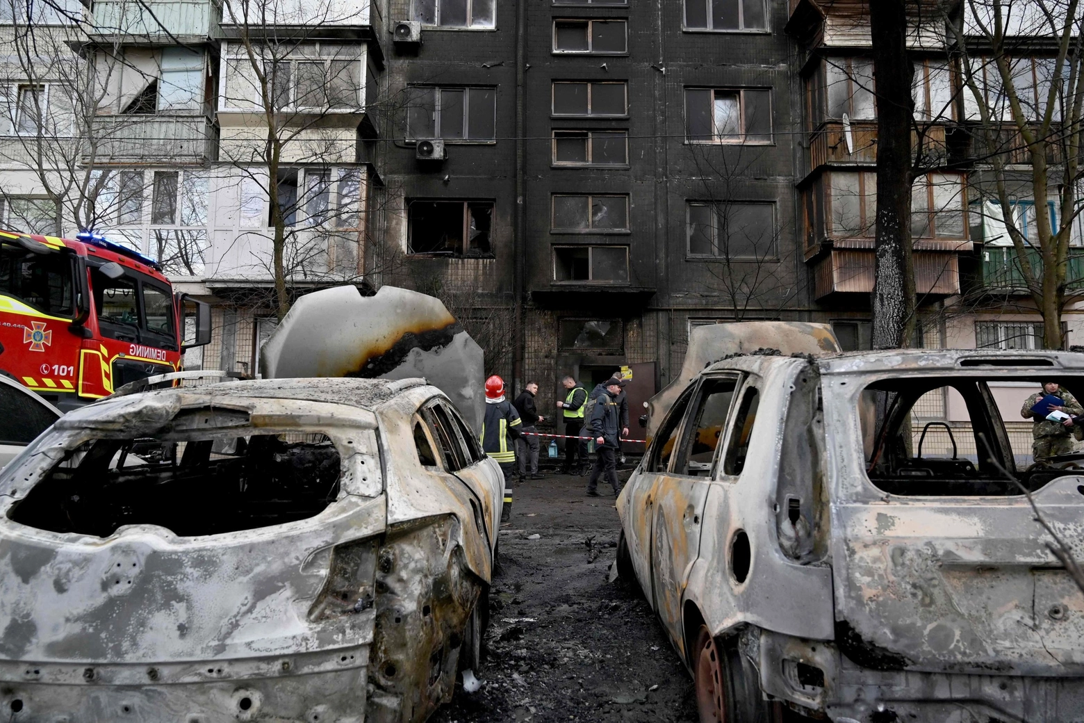 Attacco missilistico su Kiev: le auto sventrate in un'area residenziale