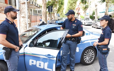 Napoli, paura a Chiaiano: spara colpi di pistola poi si barrica in casa armato
