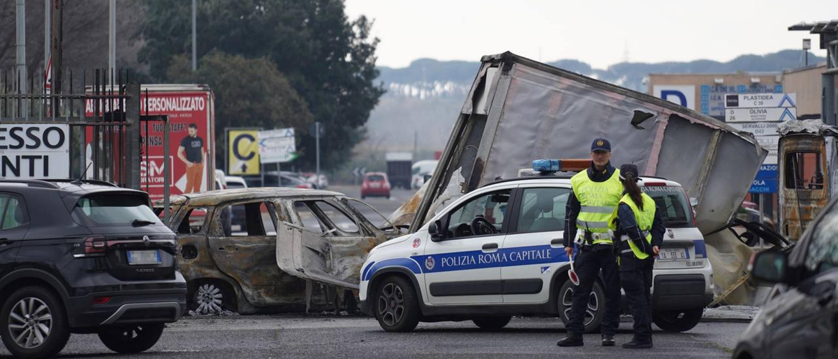 Roma, maxi colpo al centro commerciale Commercity: auto e furgoni bruciati durante la fuga