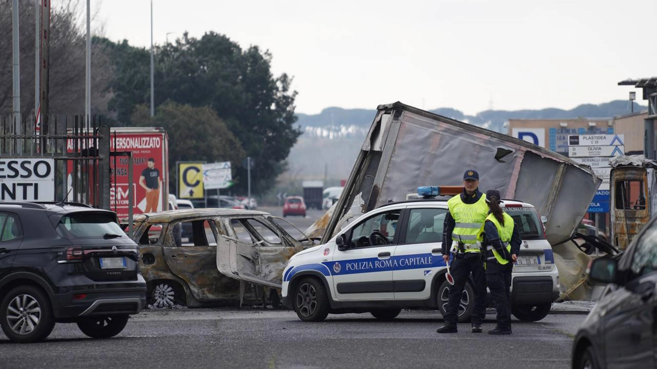 Maxi colpo in centro commerciale, auto a fuoco per fuggire