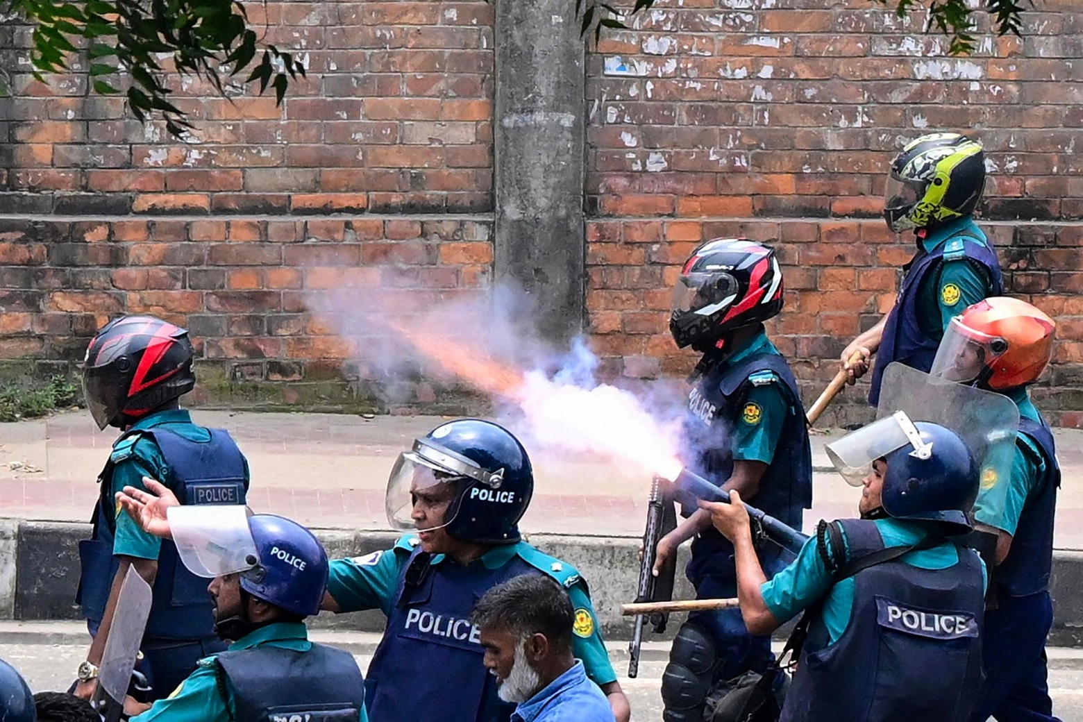 La polizia spara proiettili di gomma e lacrimogeni contro i manifestanti in Bangladesh