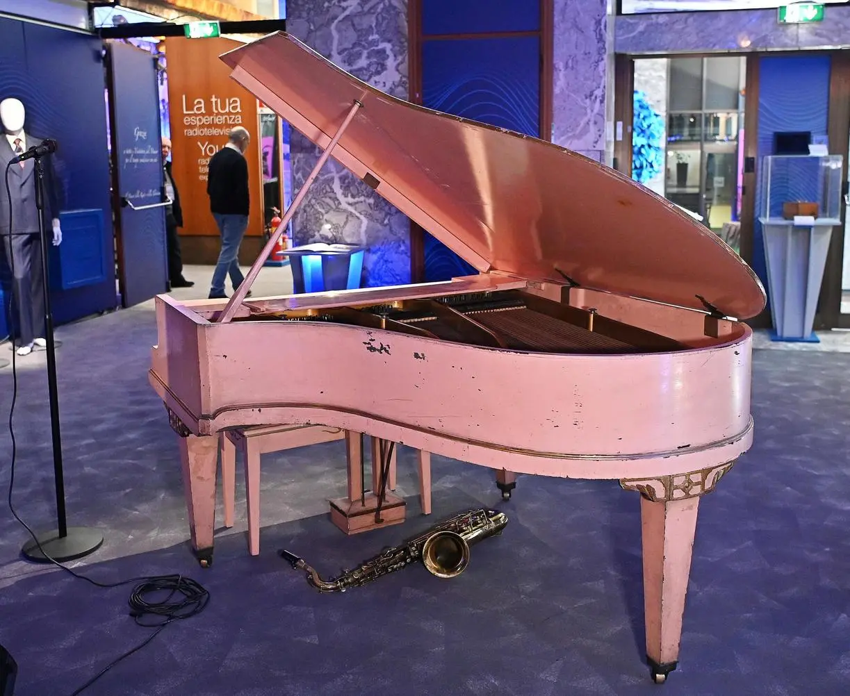 Nel Museo Rai il pianoforte rosa di Buscaglione