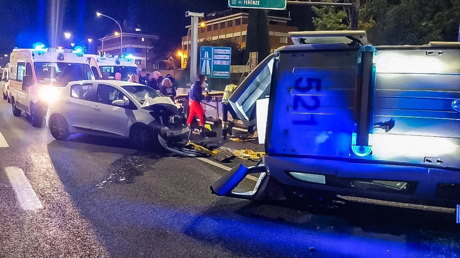 Travolti da auto durante rilievi incidente,feriti 3 vigili