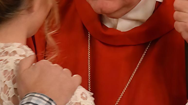 Scandalo nella Chiesa tedesca. Coprì un sacerdote pedofilo, vescovo silurato da papa Francesco