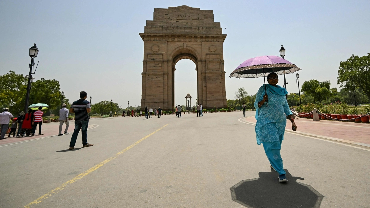 L'India è alle prese con un'ondata di caldo eccezionale: toccati i 52,3 gradi (Ansa)