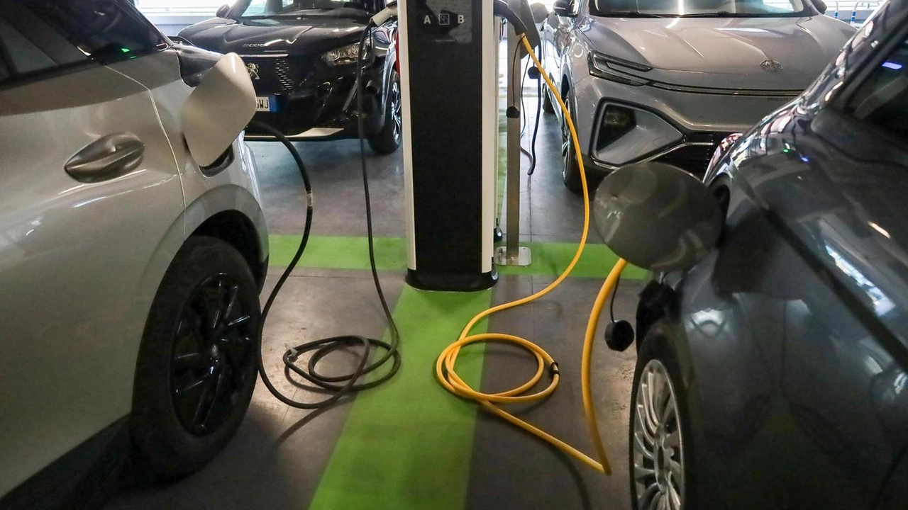 Tutti i fondi per incentivi auto del 2024 sono esauriti, compresi quelli per ibride plug-in. Nessun nuovo incentivo previsto per il 2025.