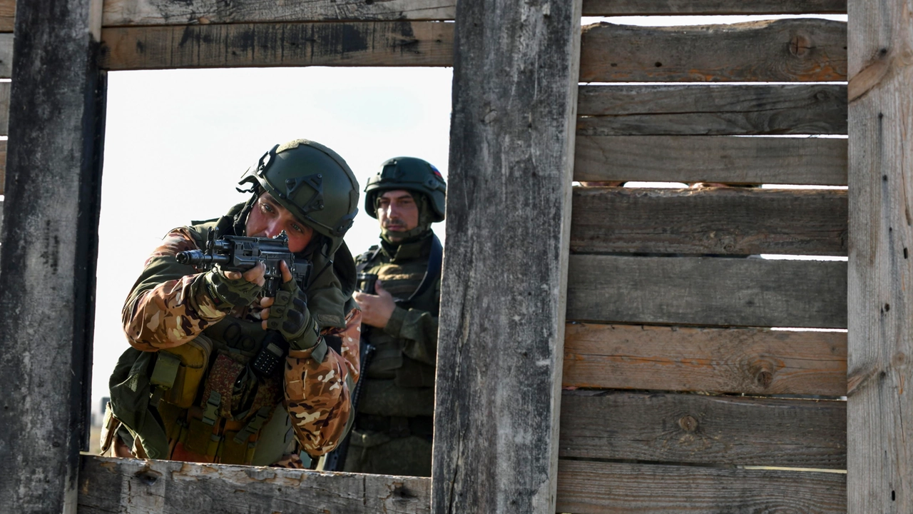 I militari a contratto russi partecipano all'addestramento militare in un poligono di addestramento a terra nella regione di Rostov sul Don (foto Ansa)