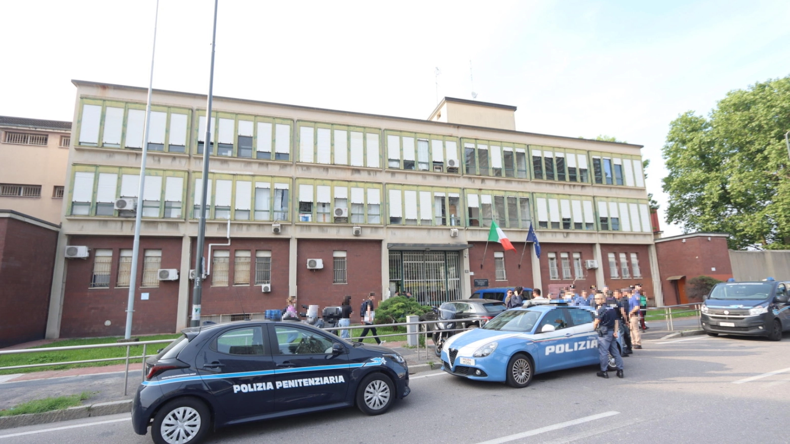 Squadre della Polizia di Stato e agenti della Penitenza nei pressi del carcere minorile Beccaria di Milano
