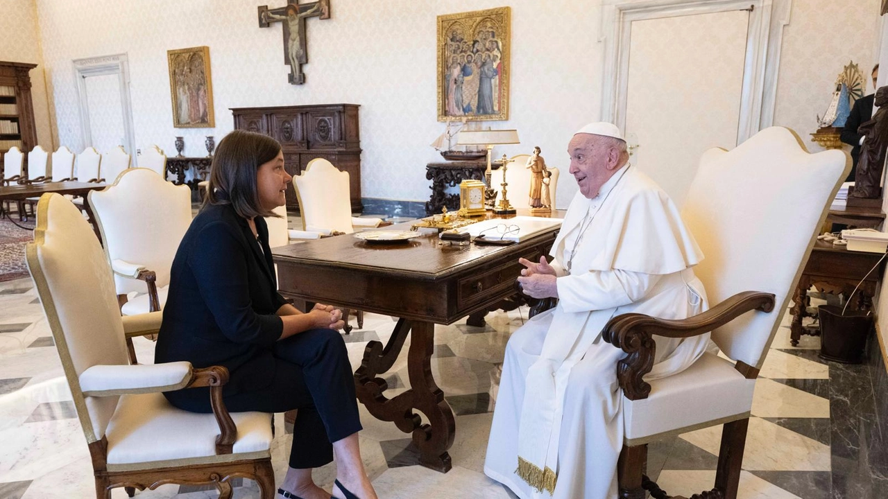 L'incontro in Vaticano tra Papa Francesco e la rettrice Elena Beccalli