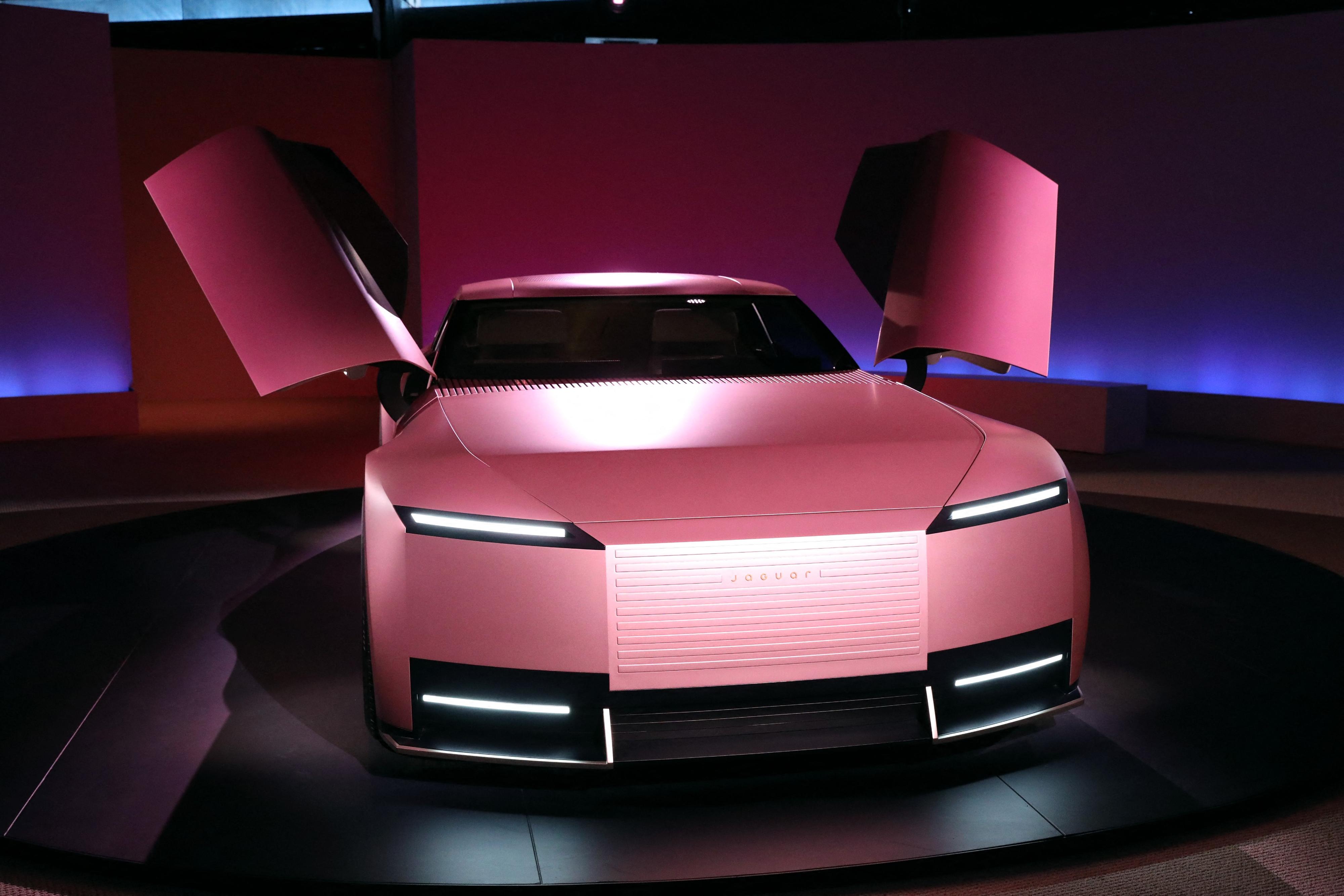 Jaguar: nuovo simbolo, nuovi modelli e colore rosa. La rivolta degli appassionati