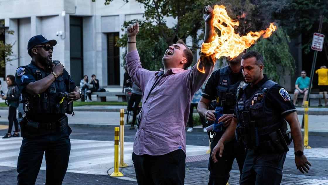 Protesta pro Palestina a Washington, uomo cerca di darsi fuoco