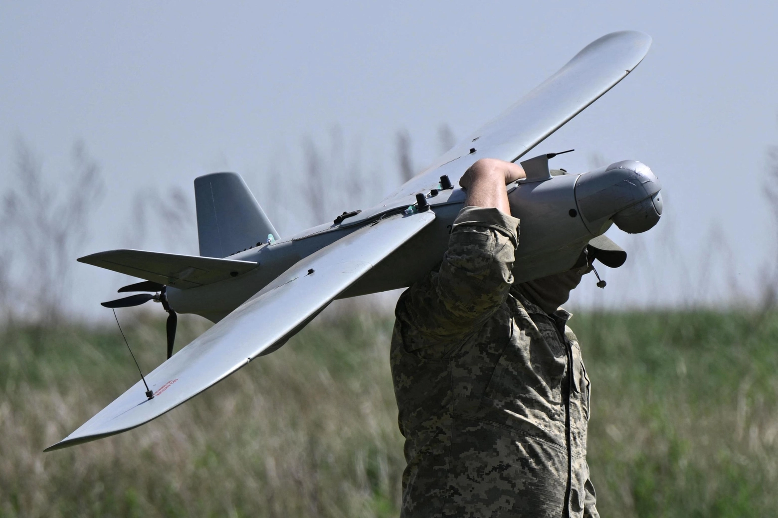 Un soldato ucraino con un drone di Kiev, foto generica. L'Ucraina ha annunciato di aver centrato un radar russo a 1.800 chilometri di distanza