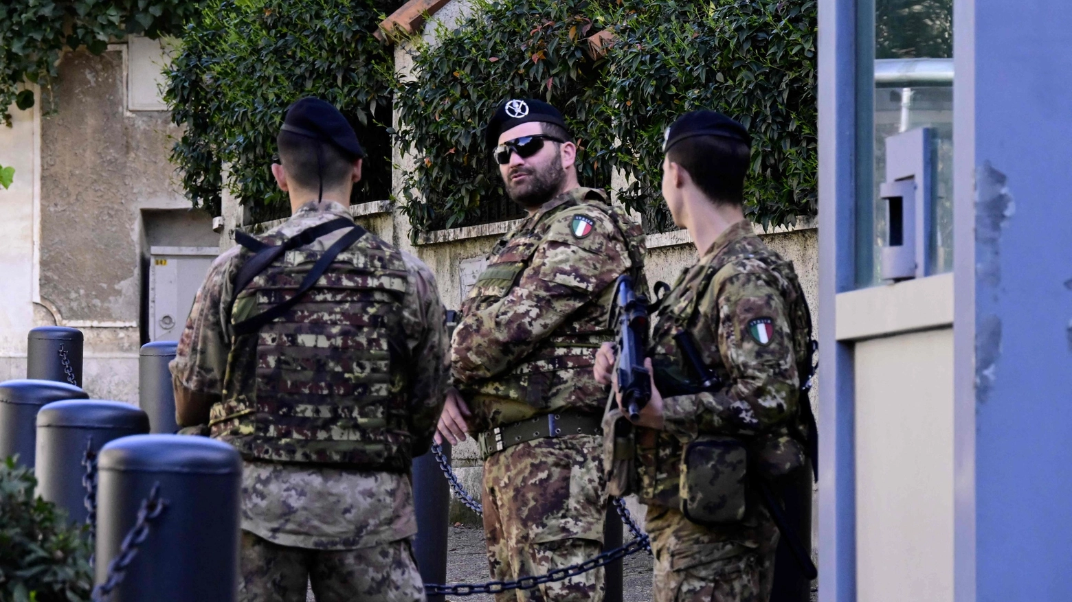 Militari davanti all'ambasciata israeliana a Roma (Ansa)