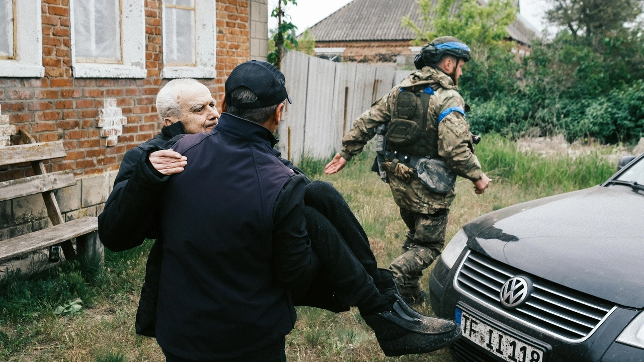 L'evacuazione dei residenti di Vovchansk