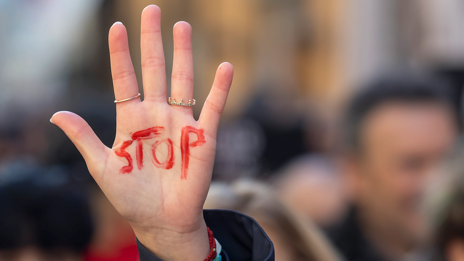 Violenza sulle donne: una 15enne ha denunciato di essere stata stuprata ad Alba Adriatica (Teramo) e abbandonata nuda per strada