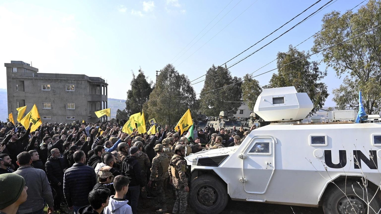 In Libano, più di 25 persone arrestate per l'attacco al convoglio Unifil. Un generale nepalese ferito, nessun italiano coinvolto.