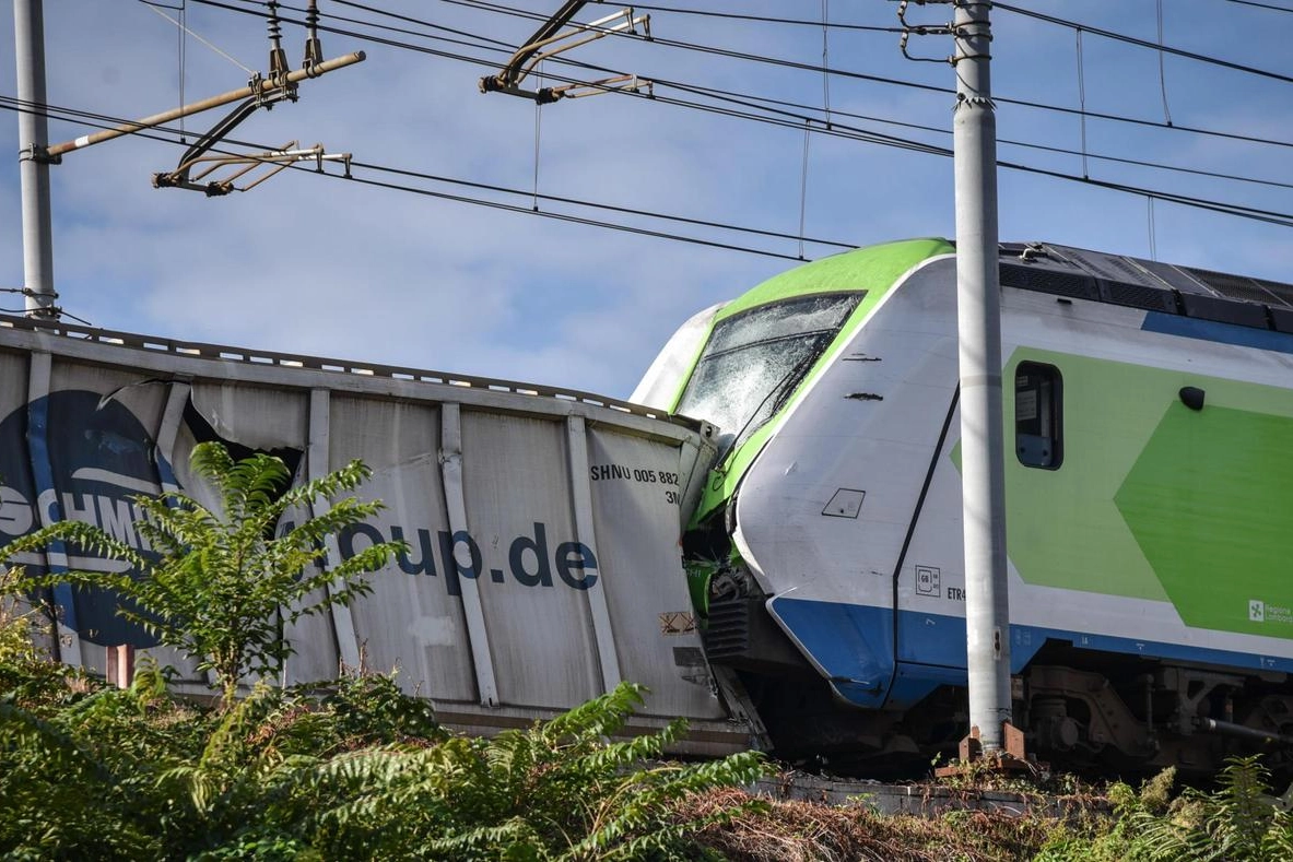 Il momento dell'impatto tra il treno regionale passeggeri e il container ribaltato sui binari dopo lo scontro tra due cargo