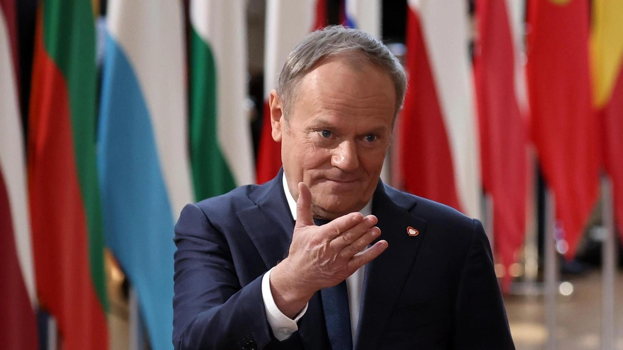 Il premier polacco Tusk invita l'Europa a partecipare alla corsa agli armamenti e considera la proposta francese sulla deterrenza nucleare.